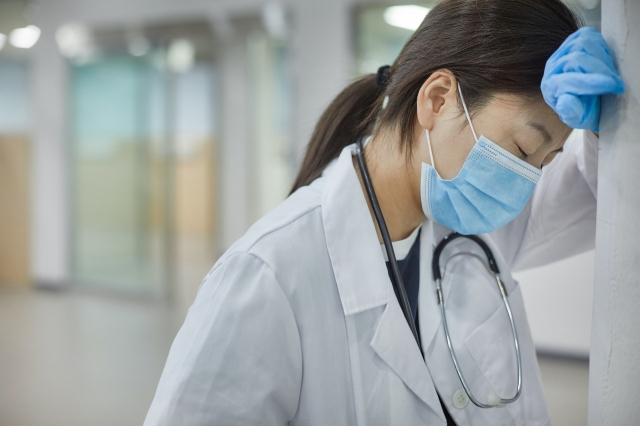 정부의 상급종합병원 구조전환 사업이 지방의료 붕괴를 가속할 수 있다는 우려가 제기됐다. 적합 질환군 비율 70% 규제로 비적합 분야 축소와 교수 이탈이 불가피하고 지방은 2차 병원 역량 부족으로 환자 공백이 우려된다. 중증·희귀·응급질환 중심은 수익성 낮아 지방병원 적자 심화 가능성이 크다. /게티이미지뱅크