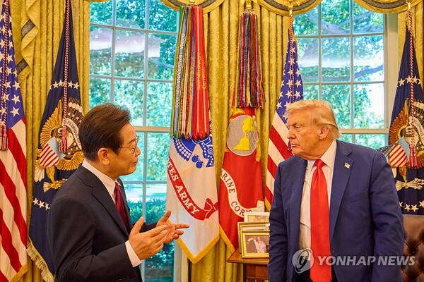 이재명 대통령이 25일(현지시간) 미국 워싱턴DC 백악관 오벌오피스에서 열린 한미 정상회담 뒤 도널드 트럼프 미국 대통령과 대화하고 있다. /연합뉴스