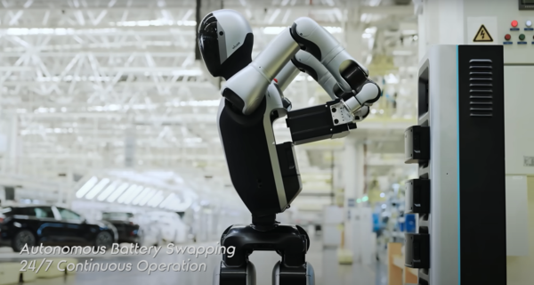 유비테크의 '워커 S2'가 스스로 배터리 교체를 하고 있다. /유비테크 공식 유튜브 캡처