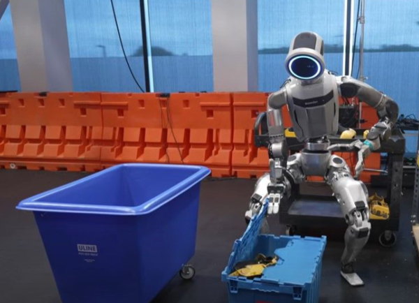 보스턴다이내믹스의 휴머노이드 로봇 '아틀라스'가 닫힌 상자를 열고 부품 정리 작업을 이어가고 있다. /보스턴다이내믹스