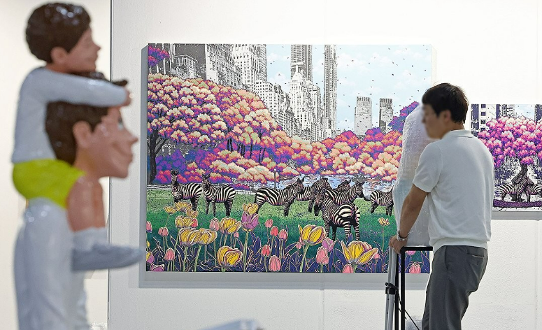 지난해 5월 23일 서울 강남구 코엑스에서 열린 조형아트서울2024 행사장에 참여한 작가가 작품을 옮기고 있다. /연합뉴스