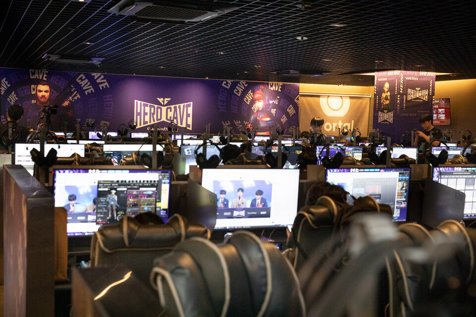 넥슨이 FPS게임 '카운터-스트라이크 온라인(이하 '카스온라인)' 'PC방 현장 행사 '히어로 케이브(HERO CAVE)'를 지난 30일 진행했다. /넥슨
