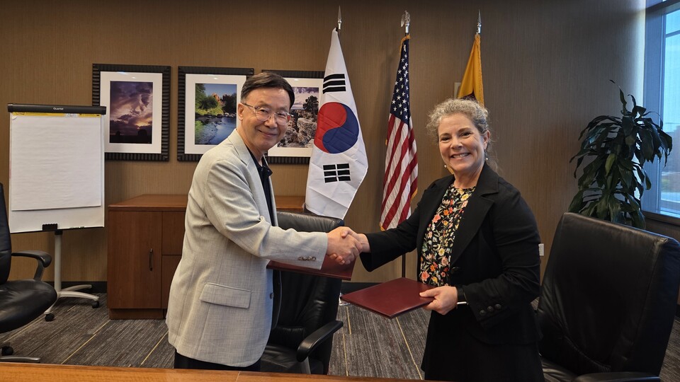 국내 최초 UBRC 전문운영회사 'UBRC Lifelong Partners'가 애리조나주립대학교(ASU) 산하 비영리 기업 'ASU Enterprise Partners'와 업무협약을 체결했다. 왼쪽부터 김종률 UBRC Lifelong Partners 회장, Meridith Rentz ASU Enterprise Partners 대표 /UBRC Lifelong Partners 제공