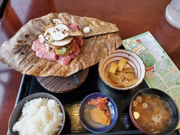 기후현의 향토 요리인 ‘히다 쇠고기 황목련잎 된장 구이(飛騨牛朴葉みそ焼き/히다규 호바 미소 야끼)'/사진=양은심