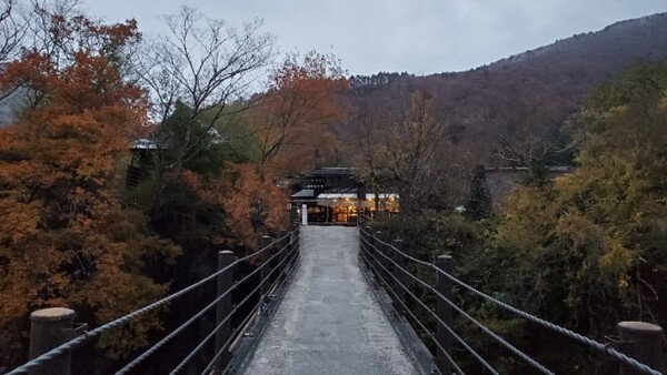데아이 바시(であい橋)다. '만남의 다리'라고 번역하면 될까. 이 다리를 건너면 시라가와고가 나타난다. /사진=양은심