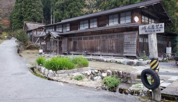 전망대를 가려면 사진 왼쪽에 세워진 팻말이 보이면 왼쪽으로 꺾어서 걸어 올라가야 한다. /사진=양은심