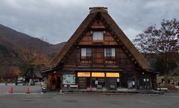 시라가와고 입구에 있는 화장실 건물. 이 건물을 표식으로 내가 타야 할 버스가 있는 곳을 기억했다. /사진=양은심
