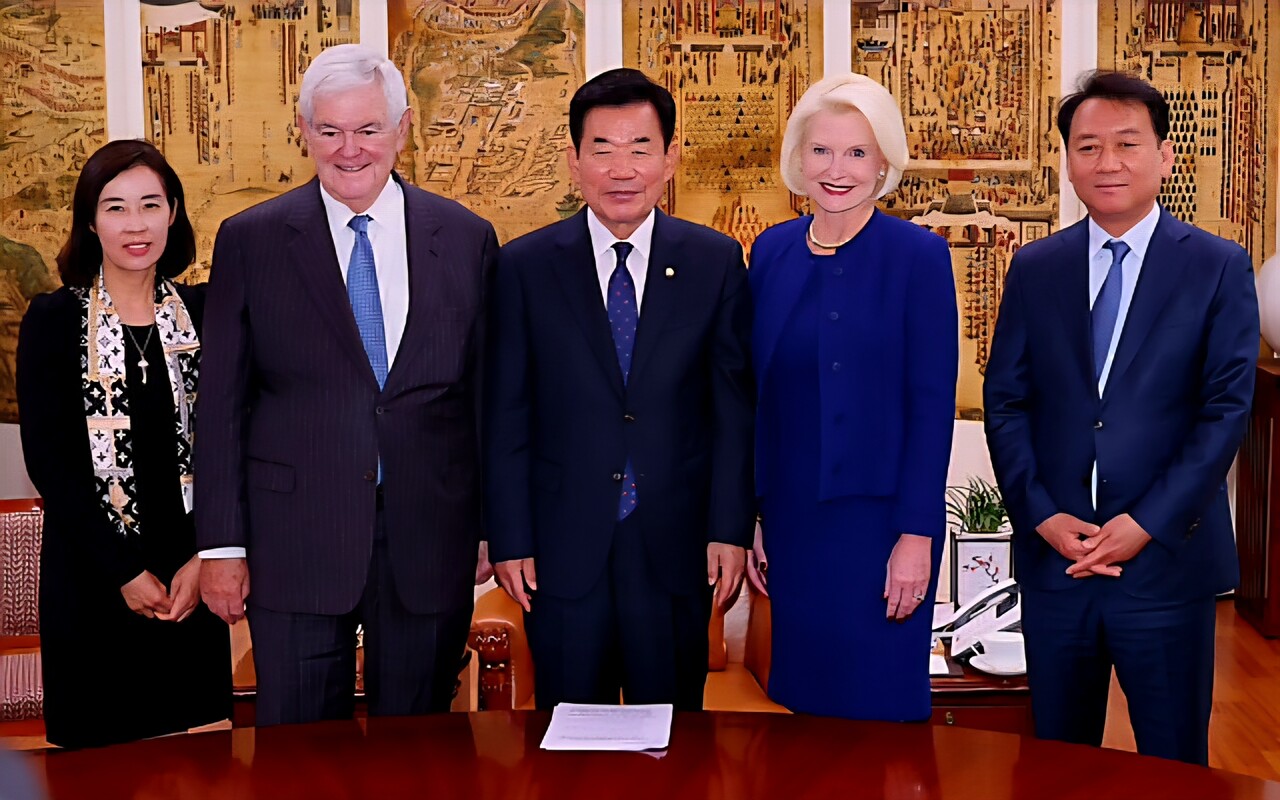 지난 2023년 5월 4일 한국을 방문한 뉴트 깅그리치(왼쪽에서 두 번째) 전 미국 하원의장과 칼리스타 깅그리치(오른쪽에서 두 번째) 전 주교황청 미국대사 부부를 접견한 김진표 전 국회의장(가운데)이 박경미(왼쪽) 의장 비서실장, 이광재 국회 사무총장과 함께 기념 촬영을 하고 있다. /국회