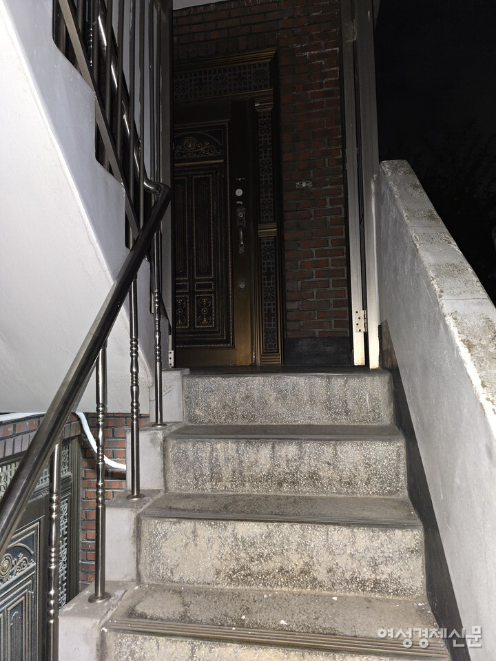 서울 마포구에서 50대 가장의 집 주소가 동성애자 만남 사이트에 허위로 올라가 낯선 남성이 침입하는 사건이 발생했다. 익명성이 보장된 플랫폼이 범죄에 악용된 사례다. 사진은 피해자 A씨의 자택. 낡은 연립 주택으로, 층 당 한 개 호수가 있는 구조다. /김현우 기자