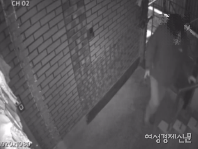 A씨의 자택에 들어가기 위해 계단을 오르고 있는 남성 B 씨. /제보자 제공