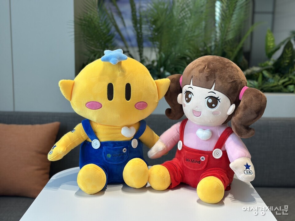 미스터마인드의 AI 돌봄 로봇. 왼쪽은 대전시에 보급하는 '꿈돌이', 오른쪽은 미스터마인드 대표 돌봄 인형 모델 '초롱이'다. /김정수 기자