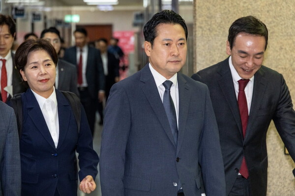 국민의힘 장동혁 대표(가운데)와 김민수(앞줄 오른쪽), 양향자 최고위원(앞줄 왼쪽)을 비롯한 최고위원과 당 관계자들이 3일 국회에서 긴급 최고위원회 회의를 위해 이동하고 있다. /연합뉴스