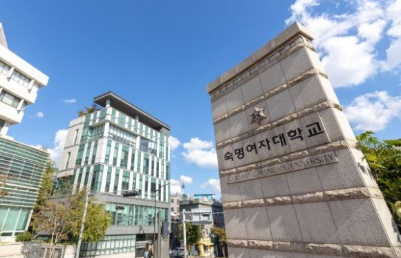 숙명여대 미래교육원이 9월 11일부터 실버비즈니스 최고전문가과정을 운영한다. 실무 중심 커리큘럼과 업계 전문가 강의, 네트워킹이 특징이며 수강생 모집은 거의 마감 상태다. 존엄케어 확산이 핵심 목표다. /숙명여자대학교