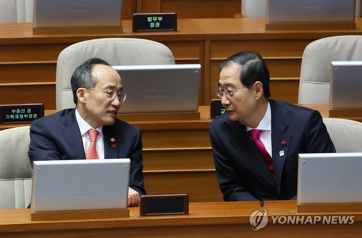 한덕수 국무총리(왼쪽)와 국민의힘 추경호 원내대표가 지난해 10월 24일 서울 종로구 광화문 포시즌스호텔에서 열린 '2024 뉴시스 포럼 10년 후 한국'에서 대화하고 있다. /연합뉴스