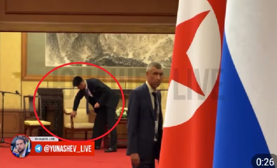 북한 김정은 국무위원장이 회담 후 사용한 컵과 의자까지 수행원이 닦아낸 장면이 공개됐다. 지도자의 DNA는 건강 상태와 질환 소인을 드러내 체제 안정과 직결된다. 맞춤형 암살·생화학 공격 위험도 있어 국제사회가 공통적으로 관리하는 ‘최고 기밀’이다. /유나셰프 텔레그램