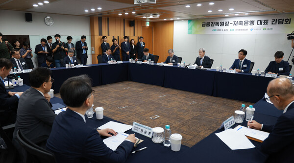 이찬진 금융감독원장이 4일 오전 서울 마포구 저축은행중앙회에서 열린 에서 발언하고 있다. /연합뉴스