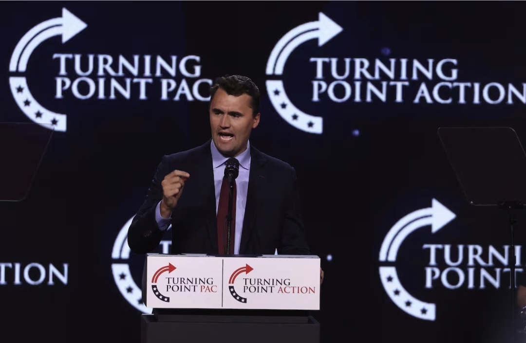 찰리 커크 터닝포인트 USA 설립자가 지난해 애리조나 피닉스의 한 교회에서 열린 타운홀에서 연설하고 있는 모습. 30살의 그는 이 단체를 지난 2012년 설립해 미국 최대의 청년 보수 단체로 성장시켰다. / 연합뉴스