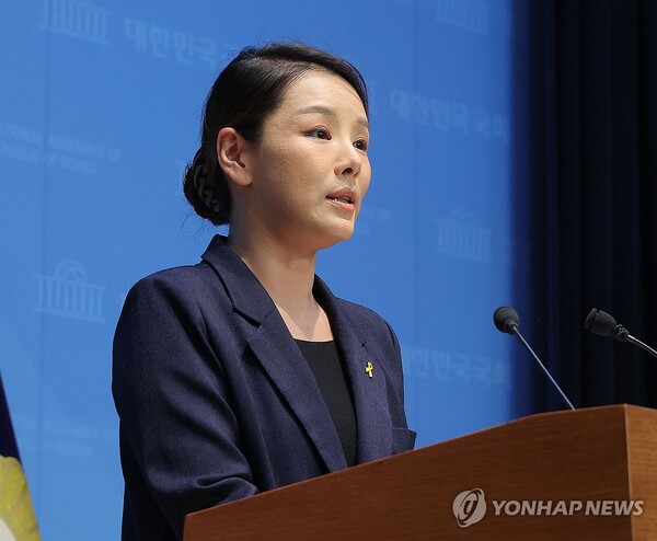 조국혁신당 강미정 대변인이 4일 서울 여의도 국회 소통관에서 당내 성비위 의혹과 관련한 탈당 기자회견을 하고 있다. /연합뉴스