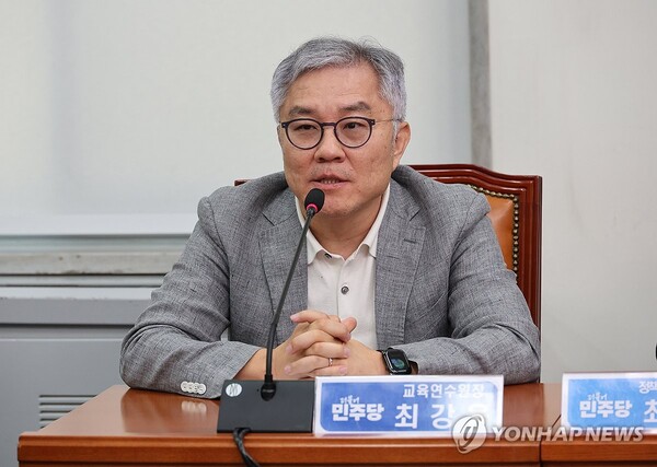  더불어민주당 최강욱 교육연수원장이 8월 22일 국회에서 열린 최고위원회의에 참석해 발언하고 있다. /연합뉴스