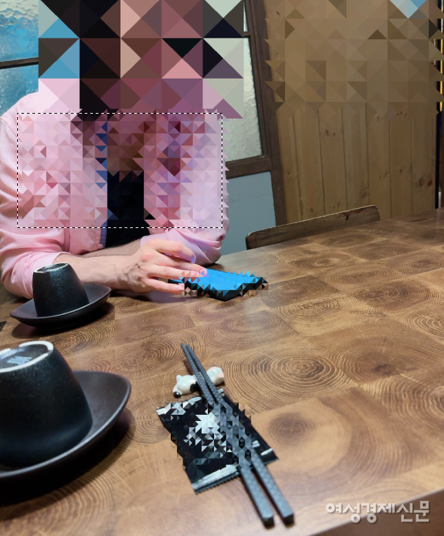 제보자 A씨가 이달 3일 여성경제신문을 만나 '무차별 성행위 만남'이 성행하는 동성애 사이트에 대해 설명하고 있다. /여성경제신문