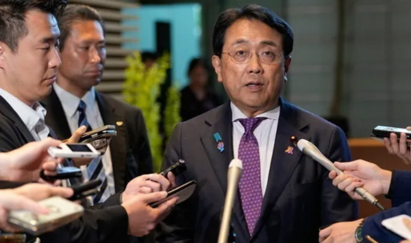 지난달 18일 아카자와 료세이 일본 경제재생담당상이 기자들과 만나고 있다. /EPA=연합뉴스