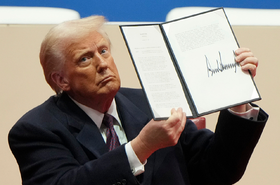 1월 20일 월요일 워싱턴에서 열린 실내 대통령 취임식 퍼레이드 행사에서 도널드 트럼프 미국 대통령이 행정 명령에 서명한 후 이를 들어 올리고 있다. /AP=연합뉴스