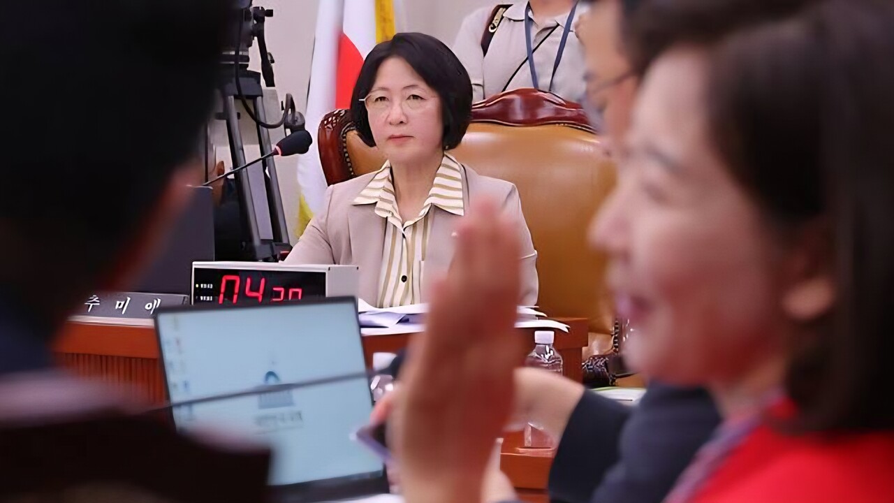 추미애 법제사법위원회 위원장이 4일 서울 여의도 국회에서 열린 법제사법위원회 전체회의에서 국민의힘 나경원 의원을 바라보고 있다. /연합뉴스