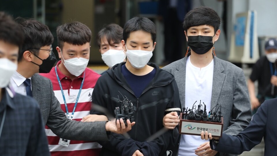 ‘남자 N번방’으로 불린 김영준 사건은 2013~2021년 약 8년간 이어진 대규모 성착취 범죄다. 그는 남성 1300여 명의 몸캠 영상을 녹화·유포했고, 경찰은 아동·청소년 영상 구매자 19명을 검찰에 송치했다. 법원은 김영준에게 징역 10년을 확정하며, 익명 채팅과 외부 메신저, 불법 유통망이 결합하면 피해가 급속히 확산되는 전형적 N번방형 범죄 구조임을 확인했다. /연합뉴스