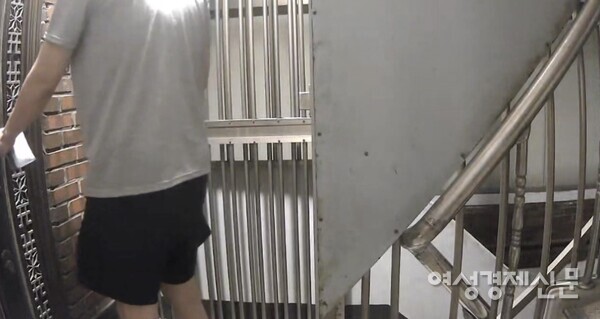 서울 마포구에서 동성애 사이트 허위 글로 50대 남성 집에 침입 사건이 발생했다. 익명성이 범행 통로가 된 것이다. 사이버범죄 검거율은 2020년 67.5%에서 2024년 53.0%로 떨어졌고, 실명제 도입 찬성 여론은 69.5%에 달한다. 전문가들은 디지털 성범죄가 청소년·여성뿐 아니라 남성에게도 확산된다며 제도적 대응을 촉구한다. 사진은 지난달 29일 CCTV에 찍힌 한 남성이 마포구 50대 남성 집에 칩입하기 위해 시도하는 모습. /제보자 제공