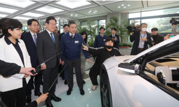 이재명 대통령이 현대자동차 울산공장 홍보관에서 전기차를 살펴보고 있다. /연합뉴스