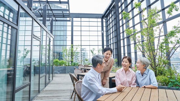 실버타운에서 노인이 일할 수 있는 여건이 마련돼야 한다는 목소리가 커지고 있다. 시니어 주거시설이 건강관리와 케어를 받는 공간에 머무르지 않고 사회활동을 이어가는 구조를 갖춰야 한다는 의견이다. /게티이미지뱅크
