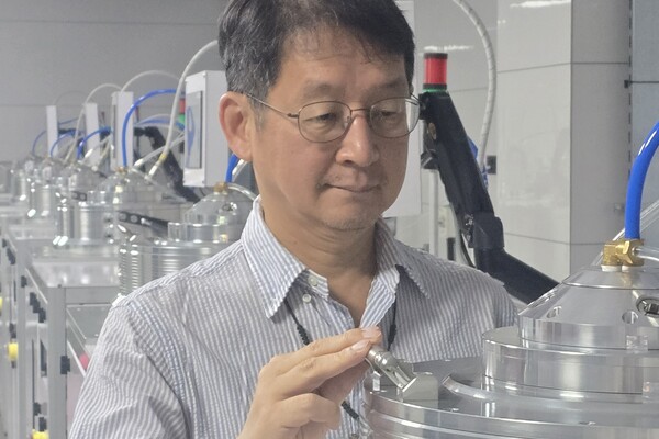 인도 수랏의 KDT 다이아몬드 공장에서 양산용 성장기를 작동하는 송오성 교수 /송오성