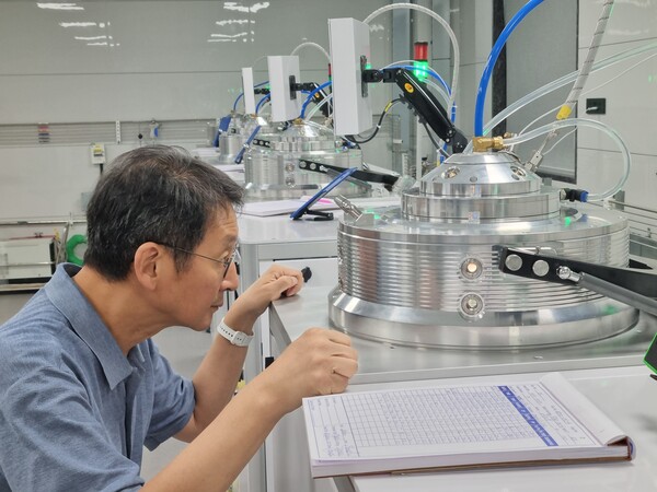 송오성 교수가 양산용 성장기를 작동하는 모습. ‘플라스마’는 마치 불과 같아서 화목난로에 불을 땔 때 너무 세면 줄이고 너무 약하면 장작을 더 넣는 것처럼 안정적인 관리가 중요하다. /송오성