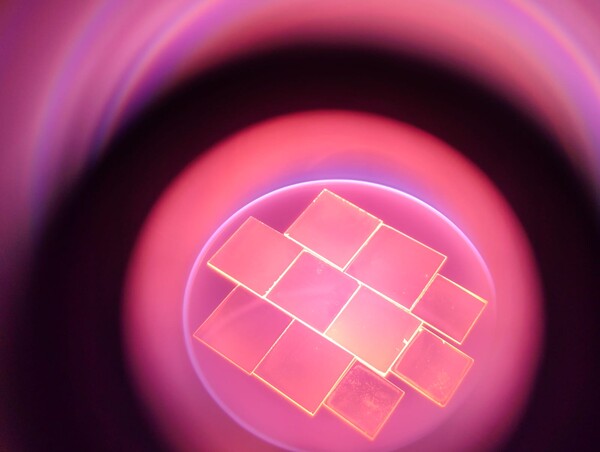 10개의 씨드를 성장기에 넣고 수소 플라스마로 1시간 동안 표면에 있는 불순물을 제거하는 클리닝 과정. 이때 플라스마는 분홍색을 띤다. /송오성