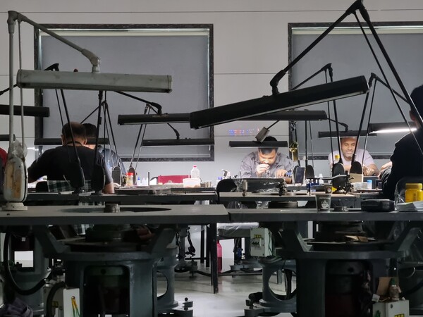 KDT 다이아몬드의 인도 수랏 공장 내부 전경 /송오성