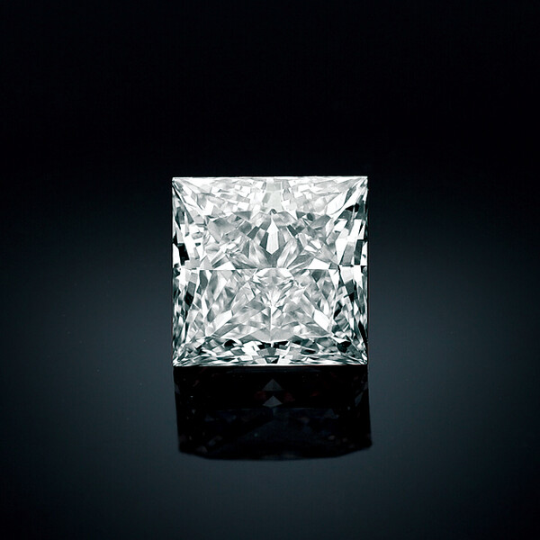 송오성 교수가 디자인하고 특허를 받은 ‘오로라 프린세스 컷’. 기존 프린세스 컷보다 반사율을 높이고 파빌리온(다이아몬드의 하부) 구조를 개선하여 새로운 빛을 보여준다. 애니메이션 <잠자는 숲속의 공주>의 주인공인 오로라 공주에서 영감을 받아 이름 지었다. /송오성