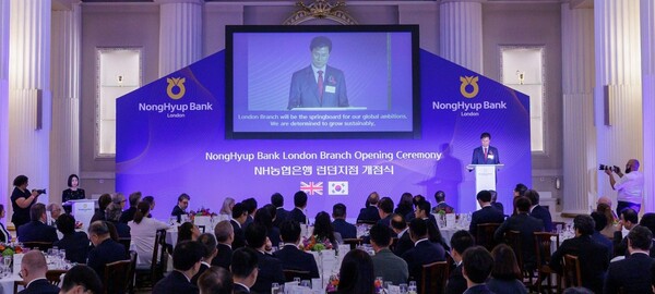 5일 농협은행 강태영 은행장이 런던지점 개점식에서 환영사를 하고 있다. /농협은행