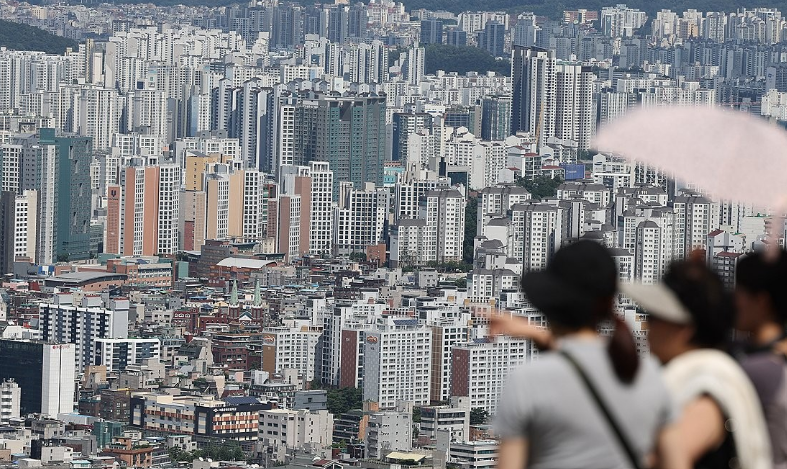 정부가 첫 부동산 공급 대책으로 향후 5년 동안 수도권에 매년 27만 가구씩 총 135만 호의 주택을 착공한다고 밝혔다. /연합뉴스