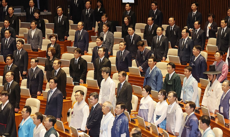 지난 1일 서울 여의도 국회에서 열린 정기국회 개회식에서 한복과 상복을 입은 여야 의원들이 애국가를 부르고 있다. 한국 민주주의의 위기를 만들어낸 '선'의 문제는 여전히 해결되지 않고 있다. /연합뉴스