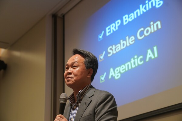 진옥동 신한금융그룹 회장이 지난 28일 제주도에서 열린 신한금융그룹 애널리스트 데이에서 발표하고 있다. /신한금융