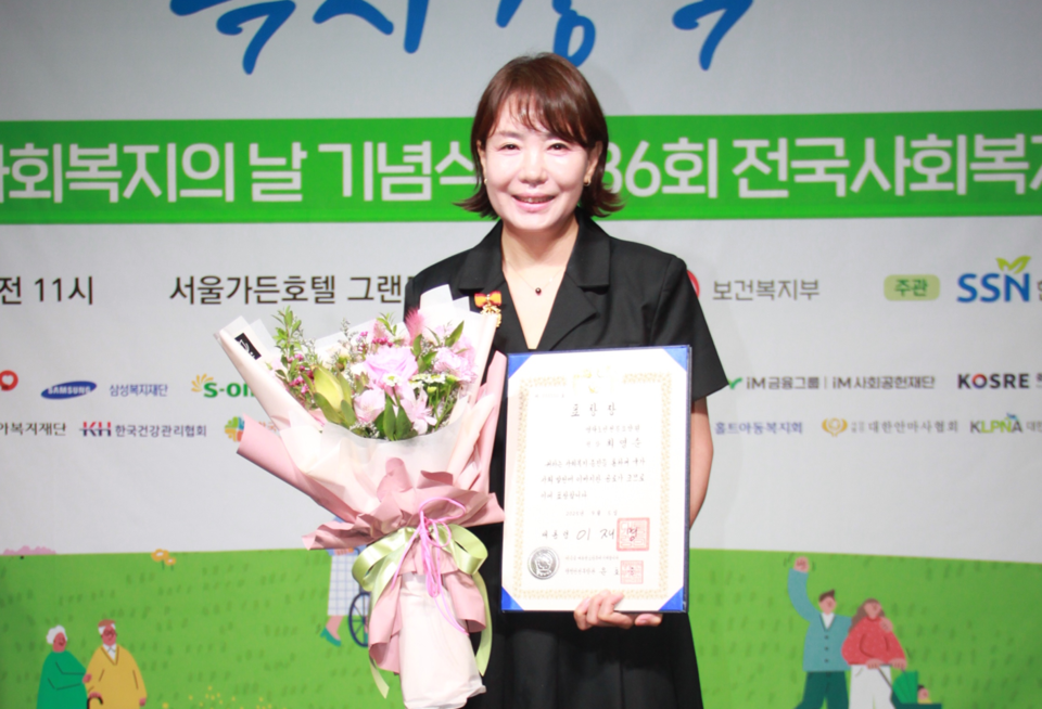 최영순 영락노인전문요양원장이 ‘제26회 사회복지사의 날 기념식’에서 대통령 표창을 받았다. 33년간 노인복지 현장에서 존엄케어를 실천하며 장기요양기관 5회 연속 최우수 등급 달성과 치매 극복 공로로 사회복지 발전에 기여한 점이 높이 평가됐다. /영락노인전문요양원