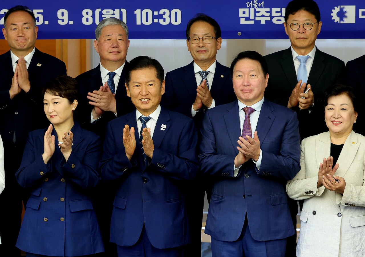 더불어민주당 정청래 대표와 최태원 대한상공회의소 회장이 8일 서울 중구 대한상공회의소에서 열린 정책 간담회에서 기념촬영을 하고 있다. /연합뉴스