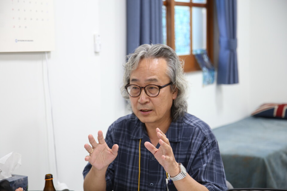 김상훈 제주도 천구교 제주교구 이주사목센터 나오미센터 국장이 난민 문제를 두고 여성경제신문과 인터뷰하고 있다. /허아은 기자