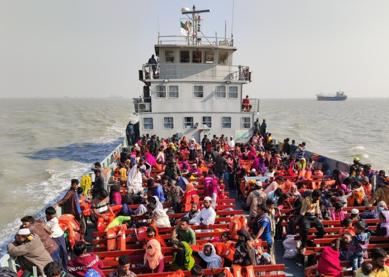 지난 2020년 12월 29일(현지 시각) 방글라데시 남부 항구도시 치타공에서 해군 선박에 탑승한 로힝야족 난민들이 벵골만의 외딴 섬으로 향하고 있다. /연합뉴스