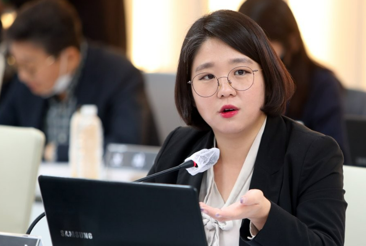 용혜인 기본소득당 의원이 가정폭력처벌법 전부개정법률안(이하 '친밀관계폭력처벌법')을 당론으로 대표 발의했다. /연합뉴스