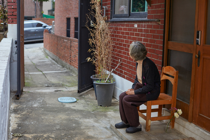 실버타운 서비스 정보 공개를 둘러싼 논의가 이어지고 있다. 품질과 서비스에 대한 실태조사와 그 결과 공표는 노인의 선택권을 넓히고 운영 리스크를 줄일 수 있다는 평가다. 다만 구체적 항목 설계와 사회적 합의 없이는 제도화가 쉽지 않다는 지적도 제기된다. /게티이미지뱅크