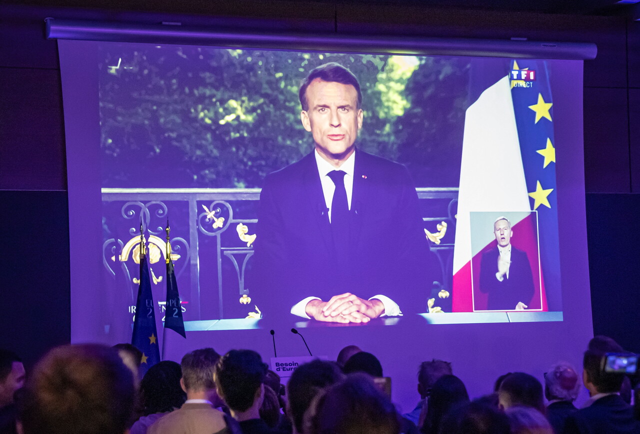 유럽의회 선거의 출구조사 결과가 발표된 지난해 6월 9일(현지시간) 프랑스 파리 르네상스당 당사에서 지지자들이 에마뉘엘 마크롱 대통령의 의회 해산 연설을 지켜보고 있다. /연합뉴스