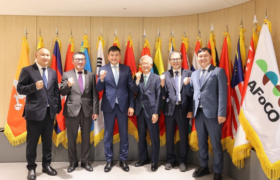 좌측부터 빌리언트리스(NGO) 볼드바타르 대표, 몽골 산림청 오윤사나 청장, 주한 몽골대사 수흐볼드 수흐, 유한양행 조욱제 대표이사, 아시아산림협력기구(AFoCO) 박종호 사무총장, 몽골 대통령 비상임 고문 문흐바트 자얏 /유한양행 제공