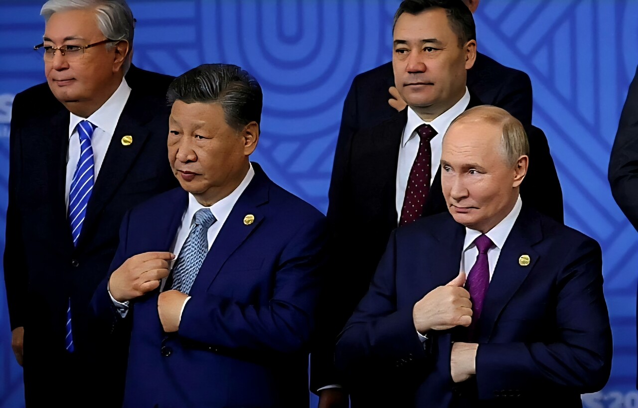 블라디미르 푸틴 러시아 대통령과 시진핑 중국 국가주석이 2024년 러시아 카잔에서 열린 브릭스 정상회의에서 다른 정상들과 함께 단체 사진을 찍고 있다. 이 정상회의에서도 중국은 미국이 주도하는 현재의 세계 권력 구조에 대한 불만을 드러냈다. / 로이터=연합뉴스