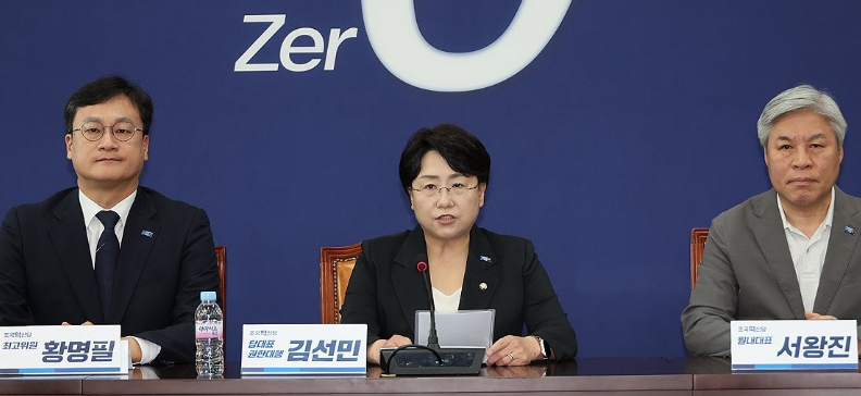 김선민 전 조국혁신당 당대표 권한대행과 최고위원들이 지난 7일 서울 여의도 국회에서 당내 성 비위 사건에 대한 책임을 지고 사퇴의사를 밝히고 있다. /연합뉴스